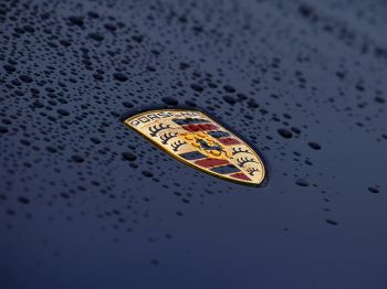 Обои 1024x768 логотип Porsche, капли, капот