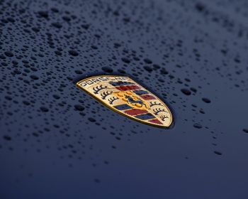 Обои 1280x1024 логотип Porsche, капли, капот