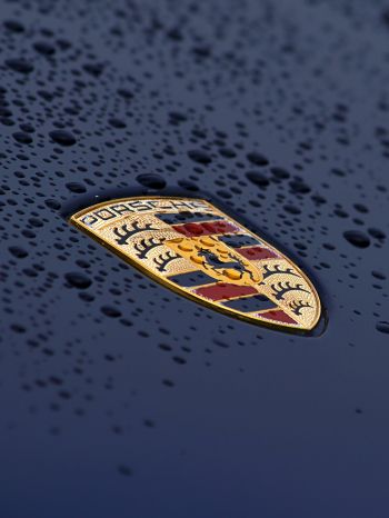 Обои 1668x2224 логотип Porsche, капли, капот