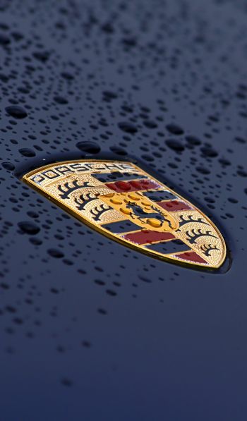 Обои 600x1024 логотип Porsche, капли, капот