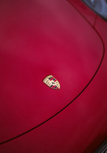 Обои 1668x2388 логотип Porsche, эмблема, капот