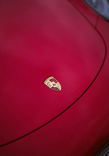 Обои 1640x2360 логотип Porsche, эмблема, капот