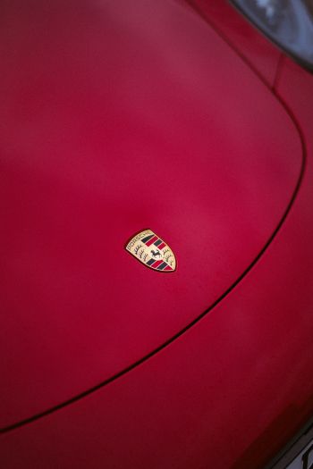 Обои 640x960 логотип Porsche, эмблема, капот