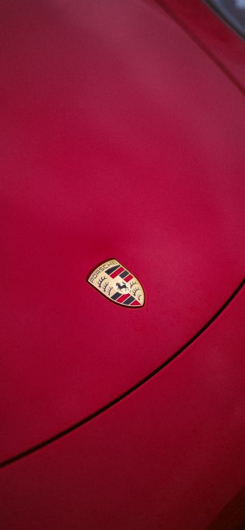 Обои 1242x2688 логотип Porsche, эмблема, капот
