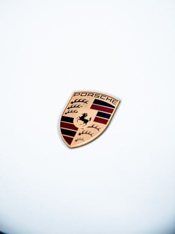 Обои 2048x2732 эмблема Porsche, на белом фоне, логотип