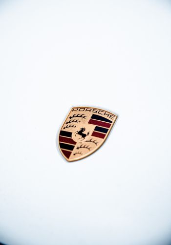 Обои 1640x2360 эмблема Porsche, на белом фоне, логотип