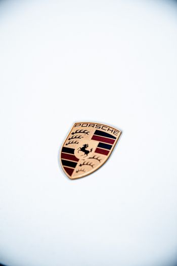 Обои 640x960 эмблема Porsche, на белом фоне, логотип