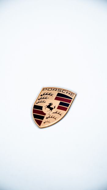 Обои 1080x1920 эмблема Porsche, на белом фоне, логотип