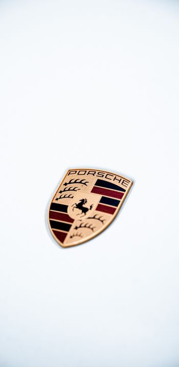 Обои 1080x2220 эмблема Porsche, на белом фоне, логотип