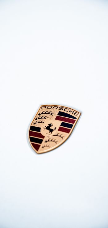 Обои 1440x3040 эмблема Porsche, на белом фоне, логотип