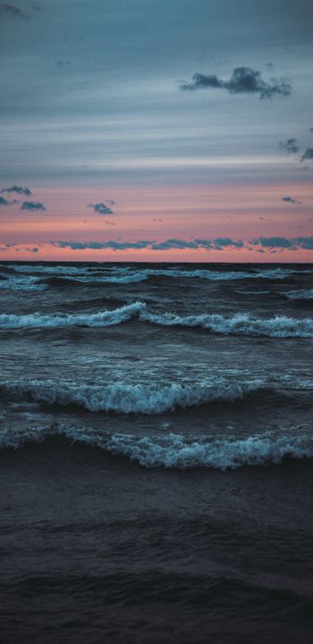 Обои 1440x2960 морские волны, закат, морской пейзаж