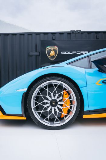 Обои 640x960 колесо Lamborghini, спортивная машина
