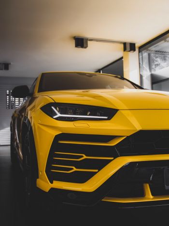 Обои 2048x2732 желтый Lamborghini Urus, внедорожник