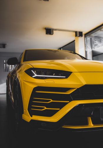 Обои 1640x2360 желтый Lamborghini Urus, внедорожник