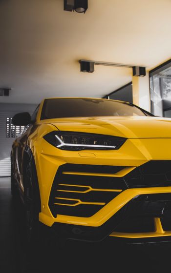 Обои 1600x2560 желтый Lamborghini Urus, внедорожник