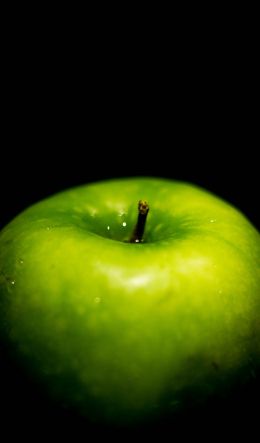 Обои 600x1024 зеленое яблоко, на черном фоне, макро