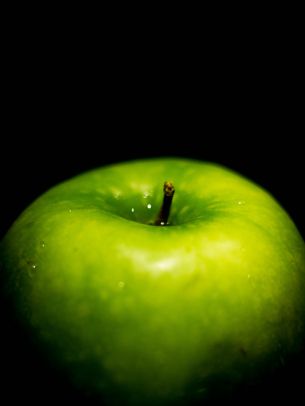 Обои 1668x2224 зеленое яблоко, на черном фоне, макро
