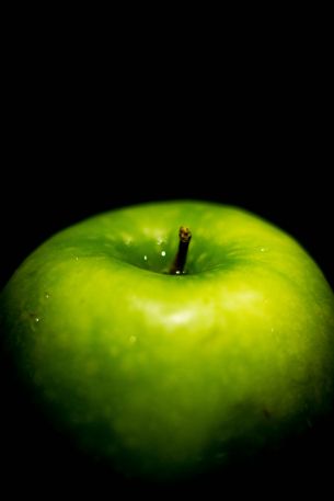 Обои 3069x4603 зеленое яблоко, на черном фоне, макро