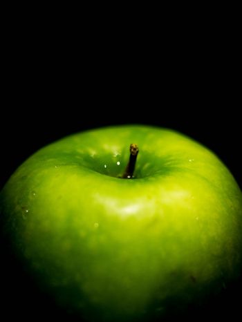 Обои 1620x2160 зеленое яблоко, на черном фоне, макро