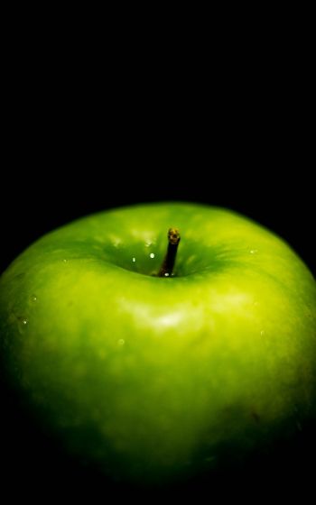 Обои 800x1280 зеленое яблоко, на черном фоне, макро