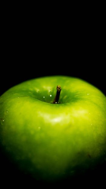 Обои 640x1136 зеленое яблоко, на черном фоне, макро