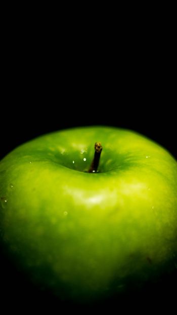 Обои 2160x3840 зеленое яблоко, на черном фоне, макро