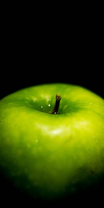 Обои 720x1440 зеленое яблоко, на черном фоне, макро