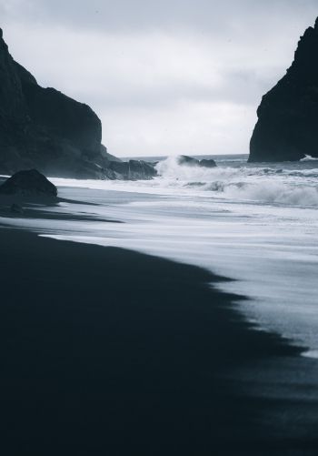 Обои 1668x2388 Пляж Рейнисфьяра, Исландия, темный