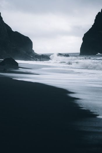 Обои 640x960 Пляж Рейнисфьяра, Исландия, темный