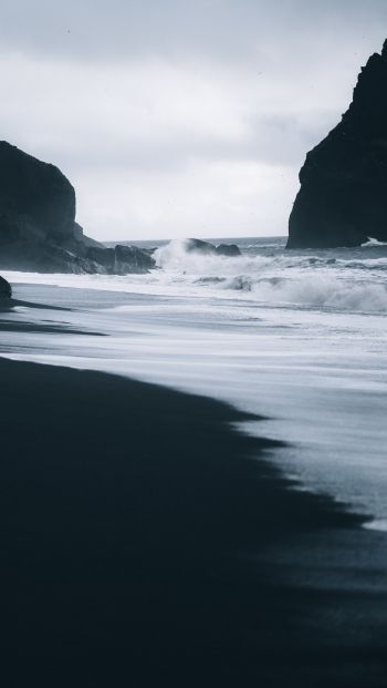 Обои 640x1136 Пляж Рейнисфьяра, Исландия, темный