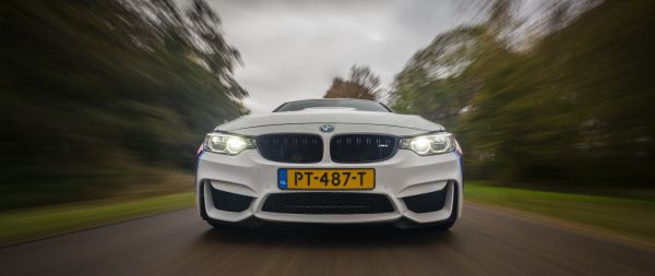 Обои 2560x1080 BMW M4, высокая скорость