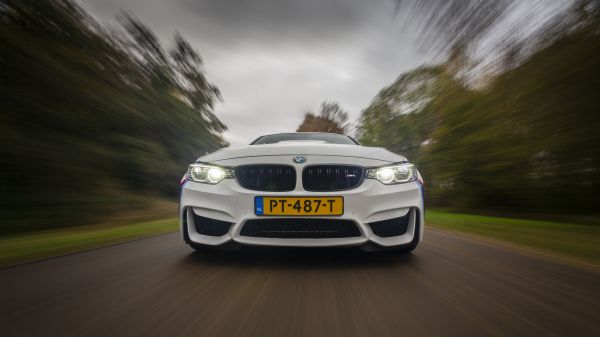 BMW M4, high speed Wallpaper 2048x1152