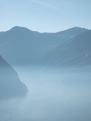 Обои 1620x2160 горный пейзаж, туман, голубой