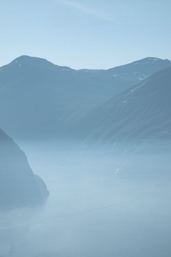 Обои 640x960 горный пейзаж, туман, голубой