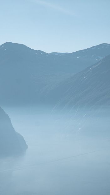 Обои 2160x3840 горный пейзаж, туман, голубой