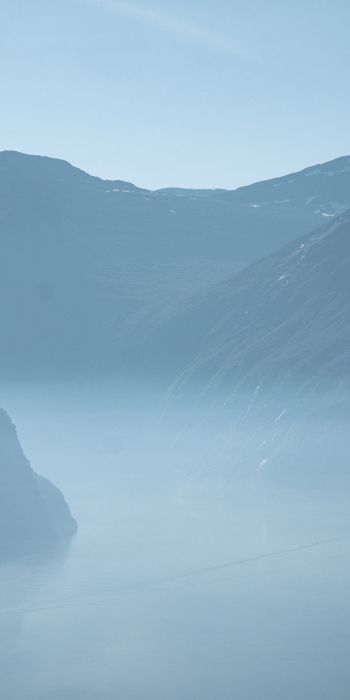 Обои 720x1440 горный пейзаж, туман, голубой