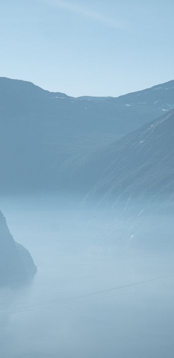 Обои 1080x2220 горный пейзаж, туман, голубой