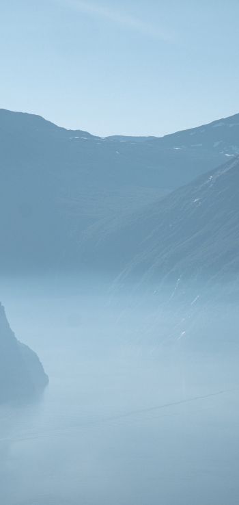 Обои 1080x2280 горный пейзаж, туман, голубой