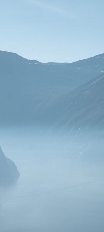 Обои 720x1600 горный пейзаж, туман, голубой
