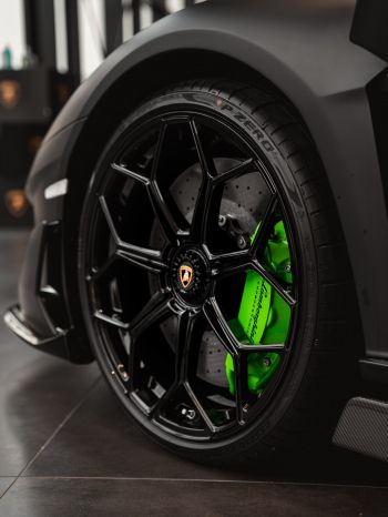 Обои 1620x2160 колесо Lamborghini, черный, спортивная машина