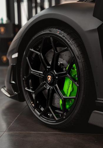 Обои 1640x2360 колесо Lamborghini, черный, спортивная машина