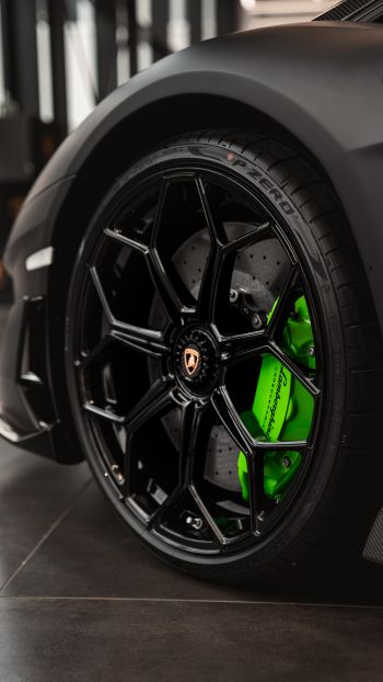 Обои 720x1280 колесо Lamborghini, черный, спортивная машина