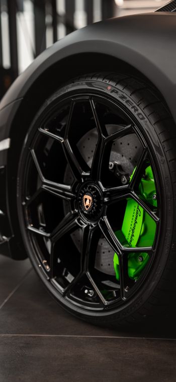 Обои 1125x2436 колесо Lamborghini, черный, спортивная машина