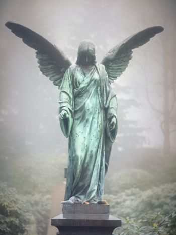 Обои 1536x2048 статуя, кладбище, ангел