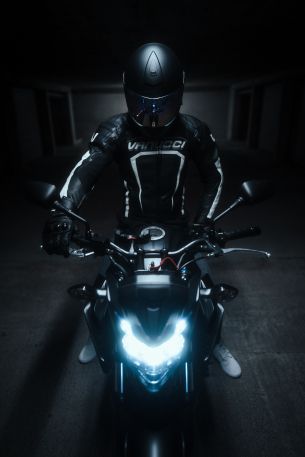 Обои 640x960 мотоциклист, черный