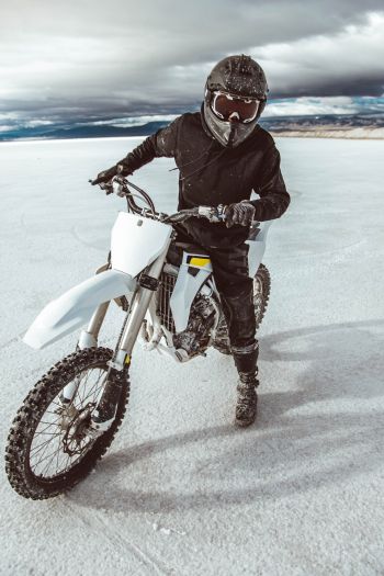 motorcyclist, salt marshes Wallpaper 640x960