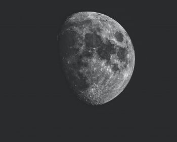 Обои 1280x1024 луна, спутник, черное и белое