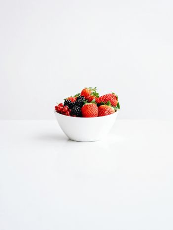 Обои 1668x2224 фрукты, ягода, на белом фоне