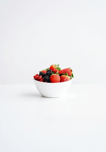 Обои 1640x2360 фрукты, ягода, на белом фоне