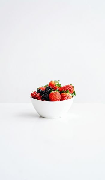 Обои 600x1024 фрукты, ягода, на белом фоне